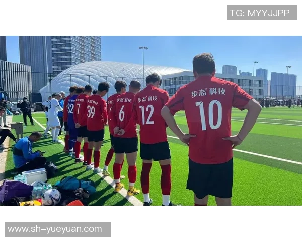 足球传奇巨星风采尽显，征战绿茵场的荣耀与激情！