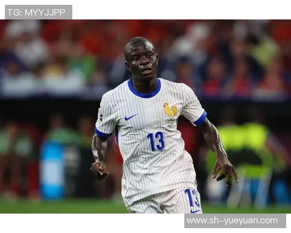 足球球星运动服高清展示 展现顶级球员风采与运动装备设计